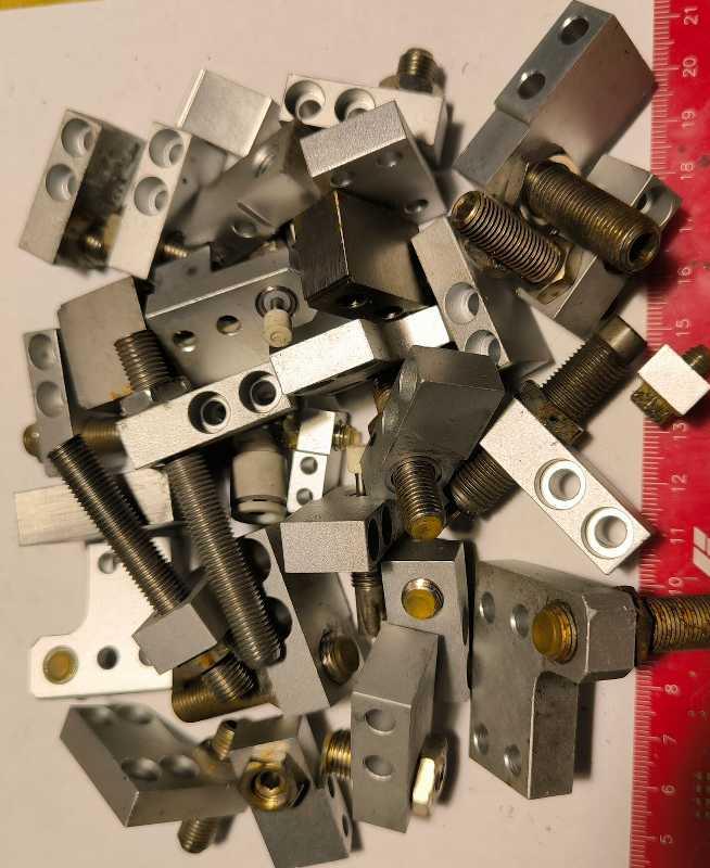 MIX-FESTO-001 - mix 30ks úchytek, úhelníků, držáků k výrobkům FESTO, SMC ..  použité, dle foto