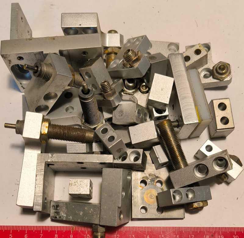 MIX-FESTO-002 - mix 30ks úchytek, úhelníků, držáků k výrobkům FESTO, SMC ..  použité, dle foto