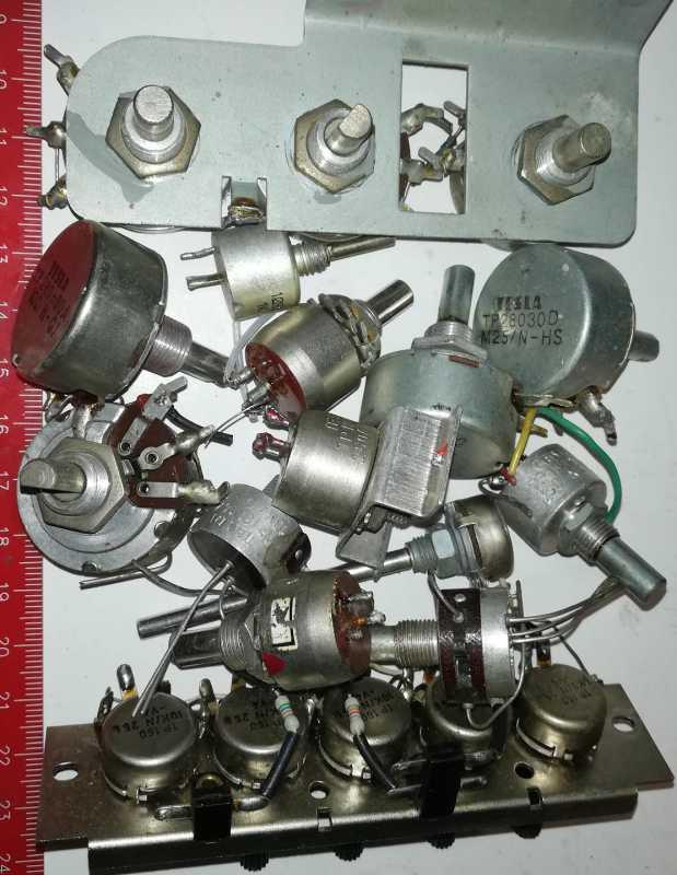 není skladem - MIX-POT-17 - mix 20ks potenciometrů, starší, pájené, ...