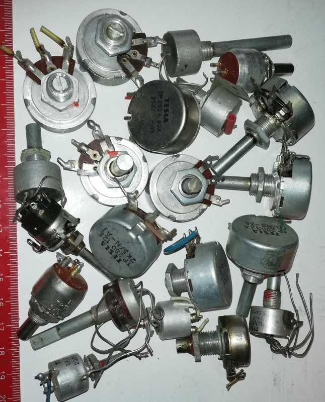 není skladem - MIX-POT-19 - mix 20ks potenciometrů, starší, pájené, ...