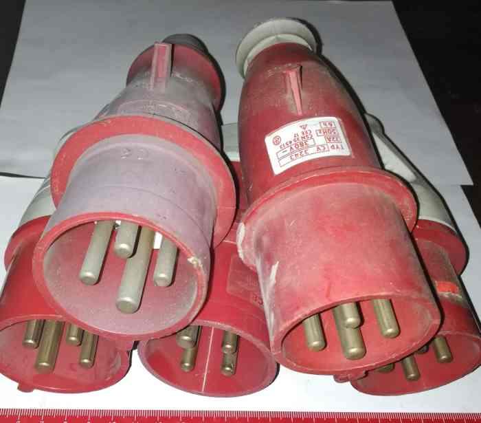 není skladem - MIX-SILNO-001  .. mix 5ks 3 fázové zástrčky, použité, z demontáže