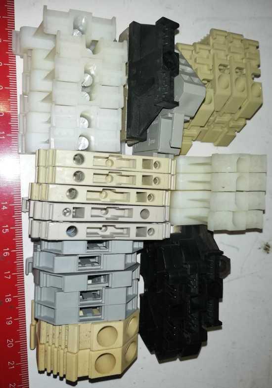 MIX-SVORKA-010  .. 30 ks svorky zakončovací, dělící, použité, dle foto