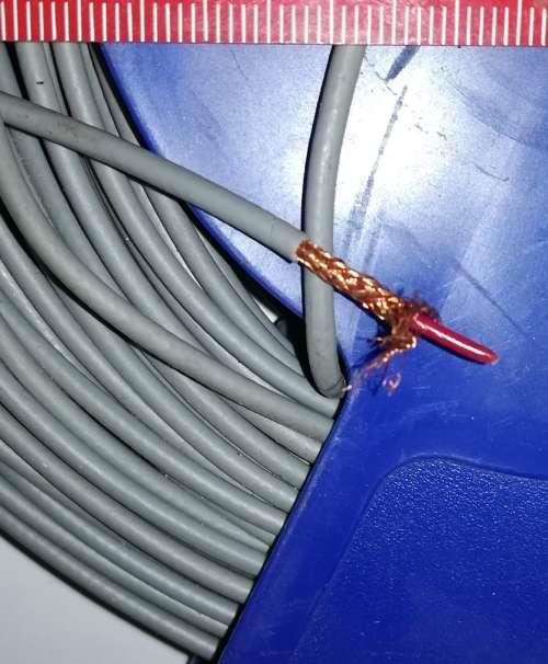 není skladem - MIX-drát-002  ..stíněný káblik na cívce z SMD, cca 0,7kg včetně cívky