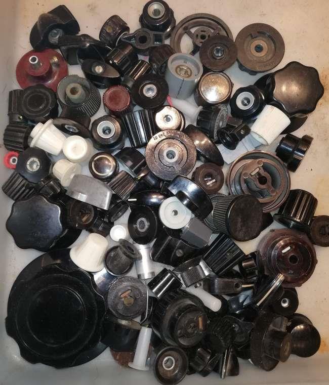 není skladem - MIX-knoflik-001 .. mix knoflíků, dle foto