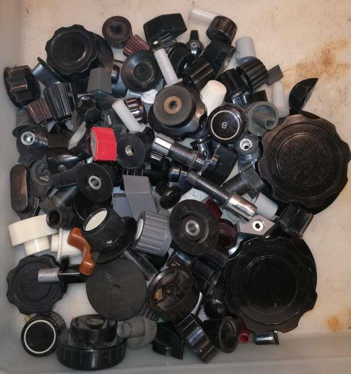 není skladem - MIX-knoflik-004 .. mix knoflíků, dle foto