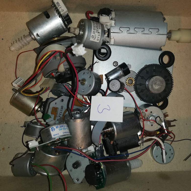 MIX-motorek-003 - mix 25ks motorkú dle foto .. netestováno, z demontáží, starší