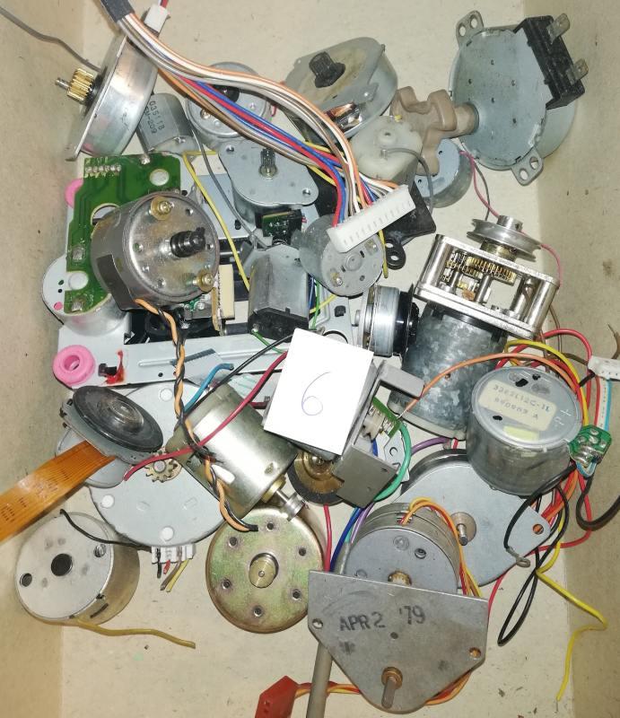 MIX-motorek-006 - mix 25ks motorkú dle foto .. netestováno, z demontáží, starší