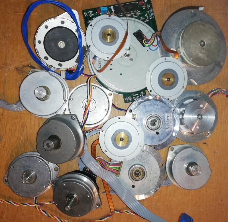 není skladem - MIX-motorek-007 - mix 15ks motorkú dle foto .. netestováno, z demontáží, starší