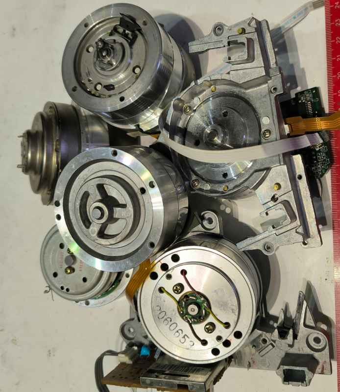 MIX-motorek-009 - mix 6ks motorků asi z videopřehrávačů dle foto .. netestováno, z demontáží, na ND