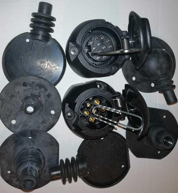 MIX-tazne-001 - konektory a gumy k tažnému zařízení, nepoužité, dle foto