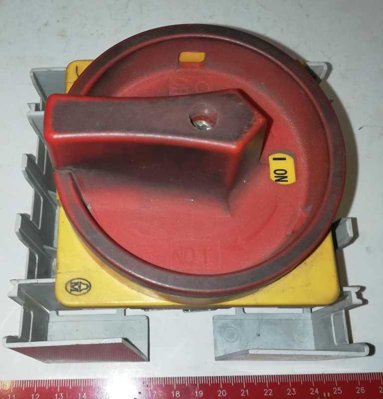 MOELLER P3-63 vypínač s knoflíkem, špinavý, z demontáže, na ND