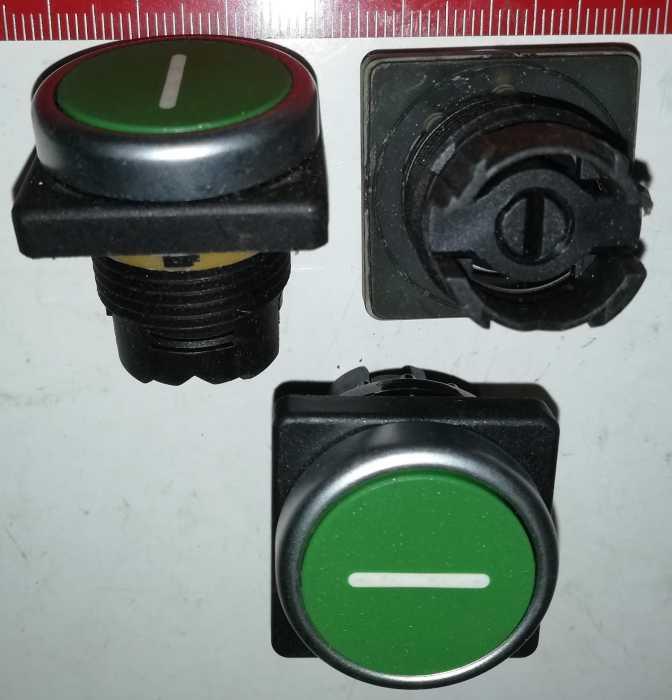 MOELLER ovládací knoflík, z demontáže, na ND, čárka na zeleném, hranatá základna