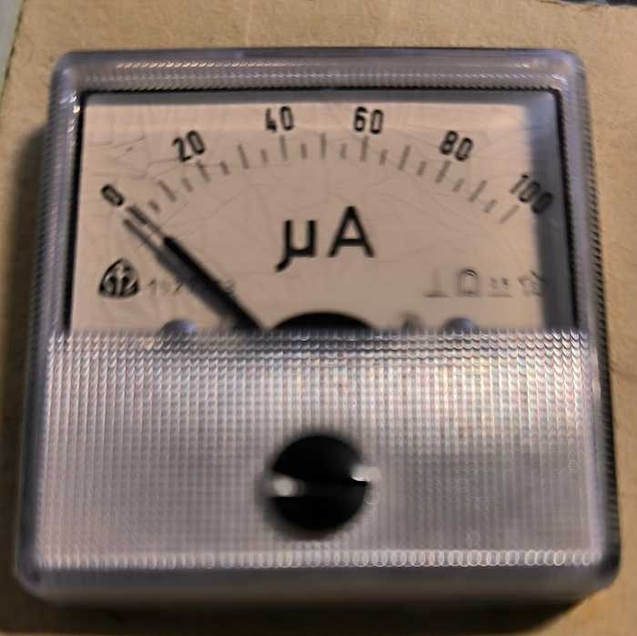 MP40 - 100uA,  METRA, popraskaný lak na stupnici