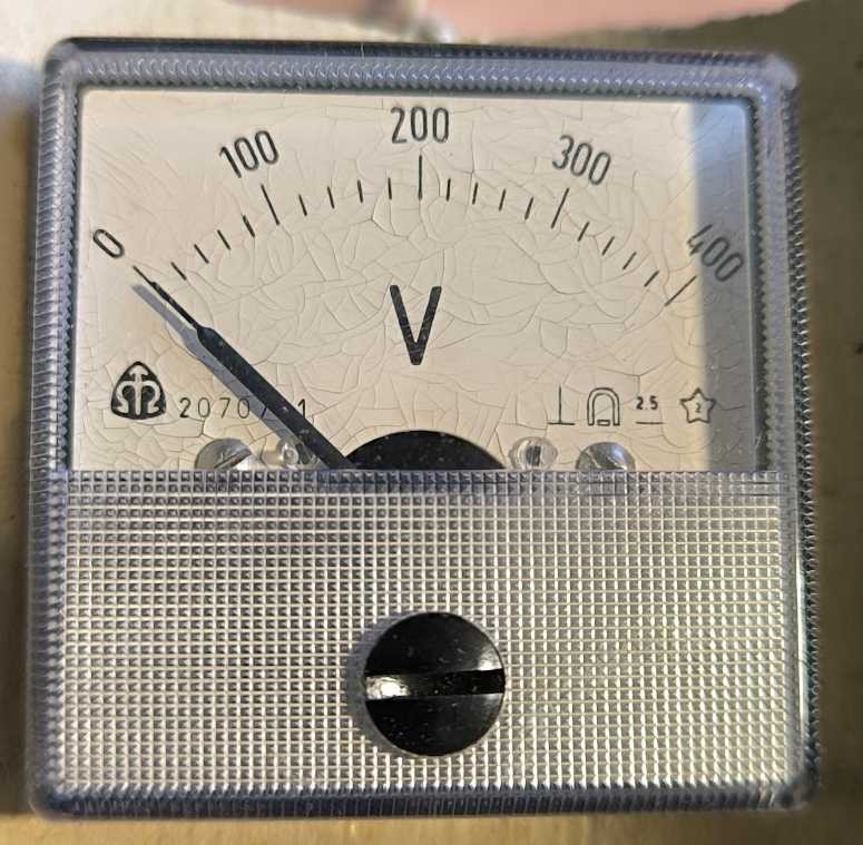 MP40 - stupnice 400V,  METRA, popraskaný lak na stupnici