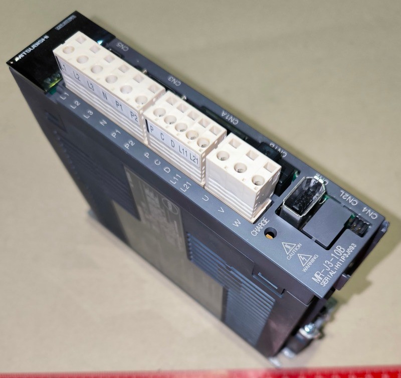 MR-J3-10B - Mitsubishi - AC servo motor controller  .. použitý / used    .. cena na dotaz / price on request