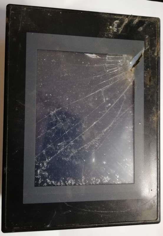 OMRON NS5-MQ11B-V2 - rozbitý, na náhr. díly