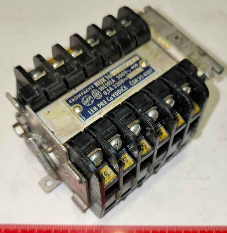 NUK16-200/3289 -  přepínač 500V 16A 50Hz , 9 poloh, asi nekompletní, na náhr. díly