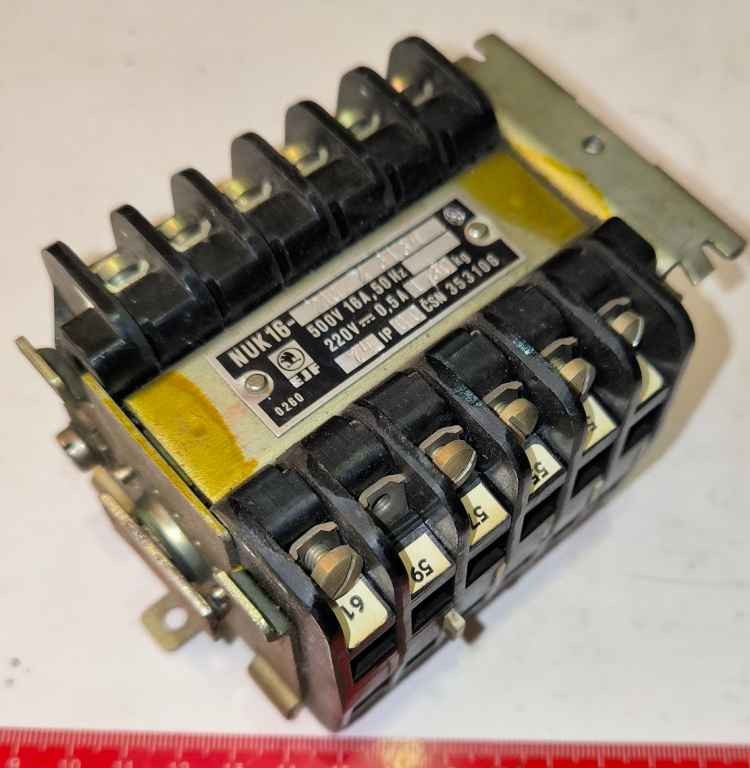 NUK16-210/3134 -  přepínač 500V 16A 50Hz , 9 poloh, asi nekompletní, na náhr. díly