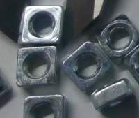 Fe matice čtyřhranná M4 DIN557 pozink.(výška 3,2mm) ..  balení cca 1000ks za 150Kč