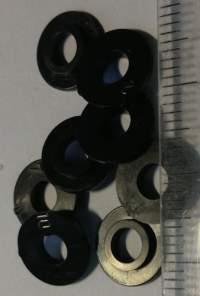 plastová podložka černá.. balení 200ks za 50Kč