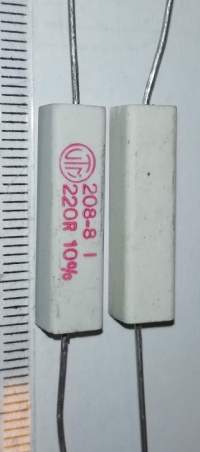 odpor 220R 10% 208-8 - Rezistor drátový 5W 6,4x6,4x25mm .. balení 25ks za 80Kč