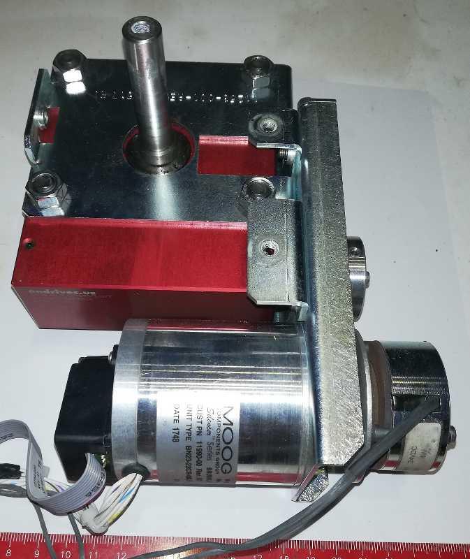 není skladem - sestava pohon-007 :  motor MOOG BN23-23CR-08LHE + převodovka S-091690/3/077 OND08834 .. použitý / used