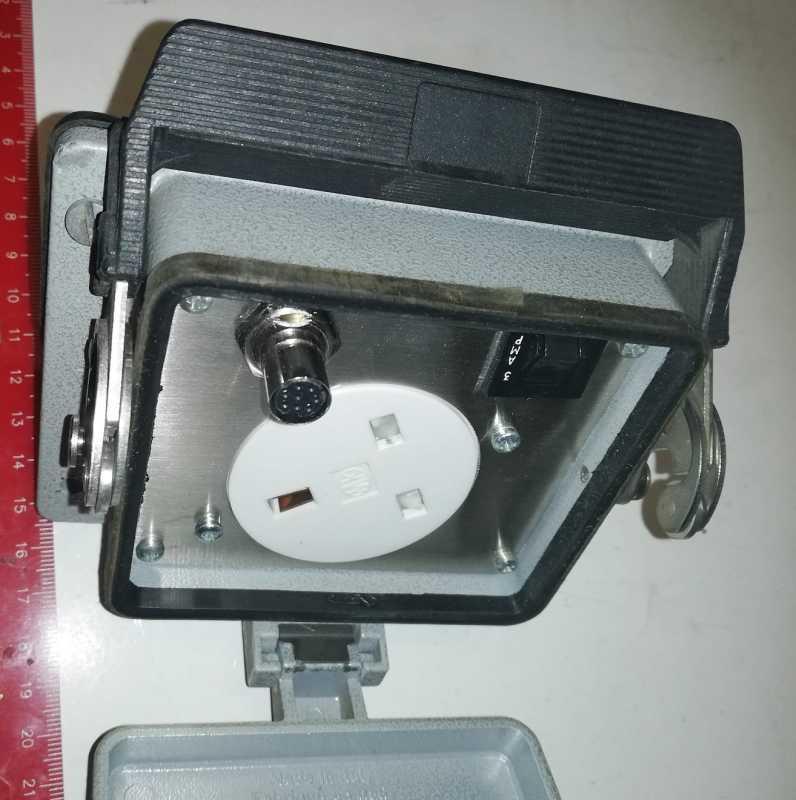 utěsněné pouzdro do panelu, s konektory a vypínačem, vypadá ok, na rozebrání