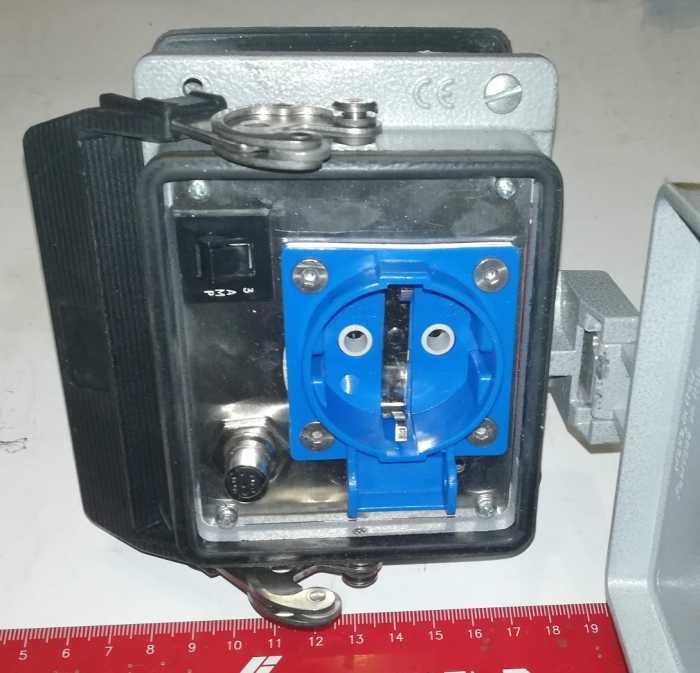 utěsněné pouzdro do panelu, s konektory a vypínačem, vypadá ok, na rozebrání (002)