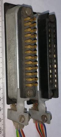 konektory URS samec+samice ve vaničkách, starší