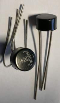 není skladem - W06M - Jednofázový usměrňovací můstek, 600V / 1,5A .. balení 100ks za 150Kč