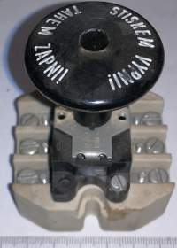 vnitřek vypínače - Stiskem vypni Tahem zapni , s knoflíkem