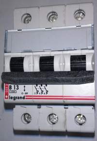 jistič C6 třífazový LEGRAND 03447, 3P C6 400Vstr