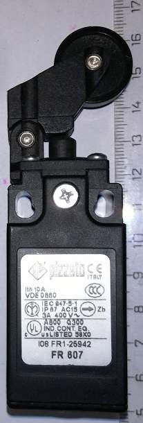 koncový spínač XCKP128  .. cena na dotaz / price on request