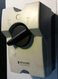 přepínačová krabice MERLIN GERIN bez vnitřku