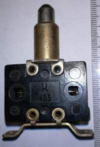 mikrospínač M493 (u493) s nožkou, bez závitu, 4 šroubky