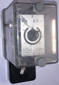 Relé A11  In=5A 50Hz, z demontáže, prasklý plast   ..  cena na dotaz / price on request