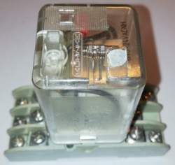 Relé UT3 24V ACNH KUHNKE v patici, 3x přepínací, použitý