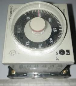 Časové relé OMRON H3CR-A8E 100-240AC/100-125DC + patice P2CF-08-E