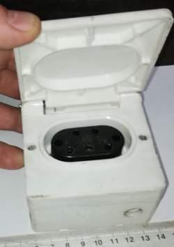 krabička s konektrorem 380V 10A, starší, špinavá  .. cena na dotaz / price on request