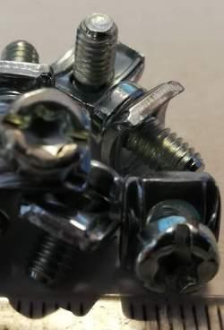 šroubek M4 s nalisovanou ohnutou podložkou .. balení 250ks