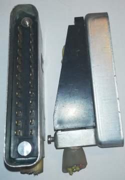 konektor URS 26pin zlacený v krytce, samec