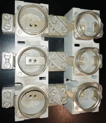 není skladem - pojistkový spodek E33 - 2x3 pozice, špinavý z demontáže