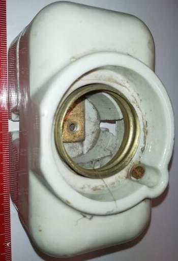 pojistkový spodek E33 -  2120, špinavý z demontáže