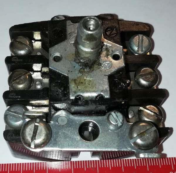 není skladem - vnitřek vypínače - Stiskem vypni Tahem zapni , na bakelitu