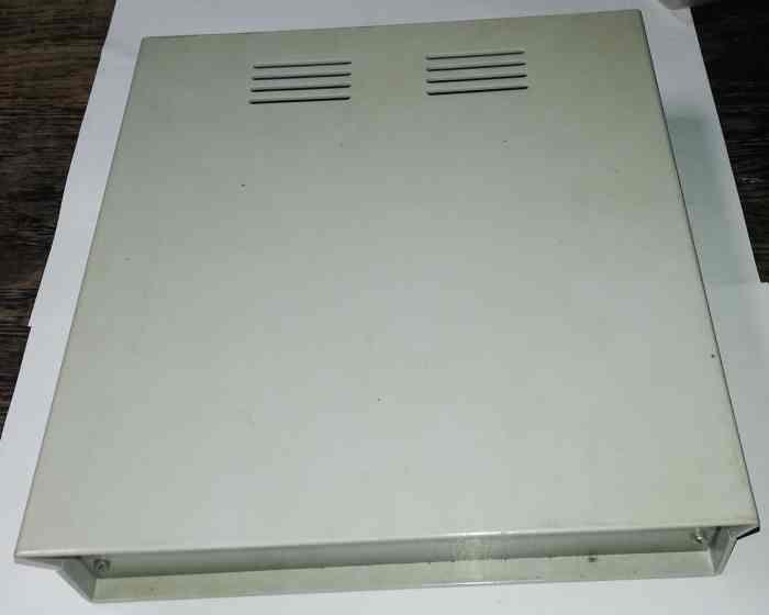 není skladem - plechová krabička 23x21x6 cm, přední a zadní hlínikový panel