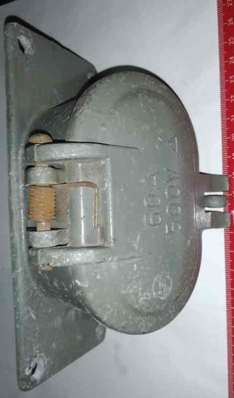 zásuvka 60A 500Vstř do panelu,  stará, použitá