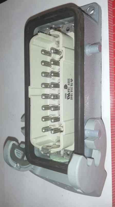 konektor 70.310.1640 šroubovací, v krytce dle foto