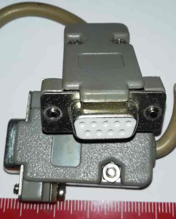 konektor D-Sub 9 v krytce, 9pin samice, použitý