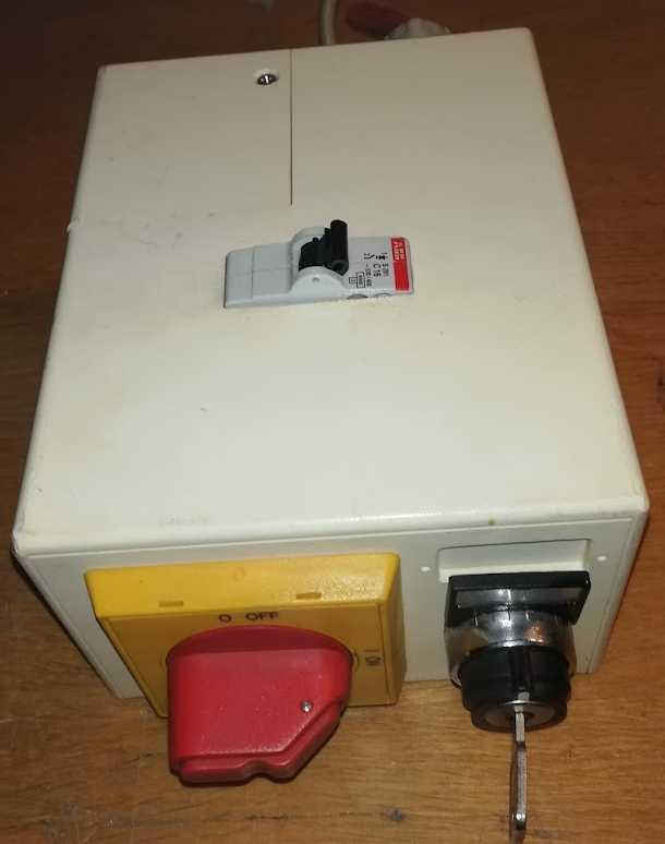 není skladem - krabice s jističem C16, síť. spínačen a přepínáčem na klíček .. z demontáže