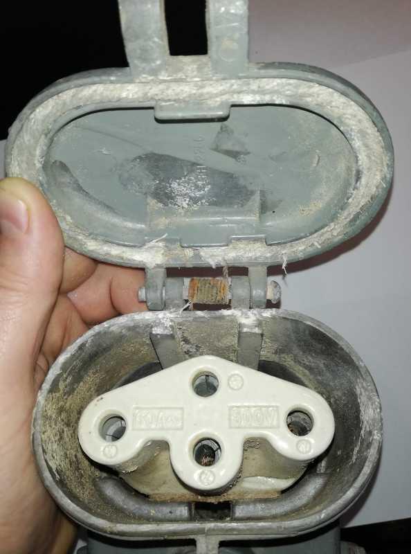 Stará keramická zásuvka 500V / 60A, pro sběratelské účely   .. cena na dotaz / price on request